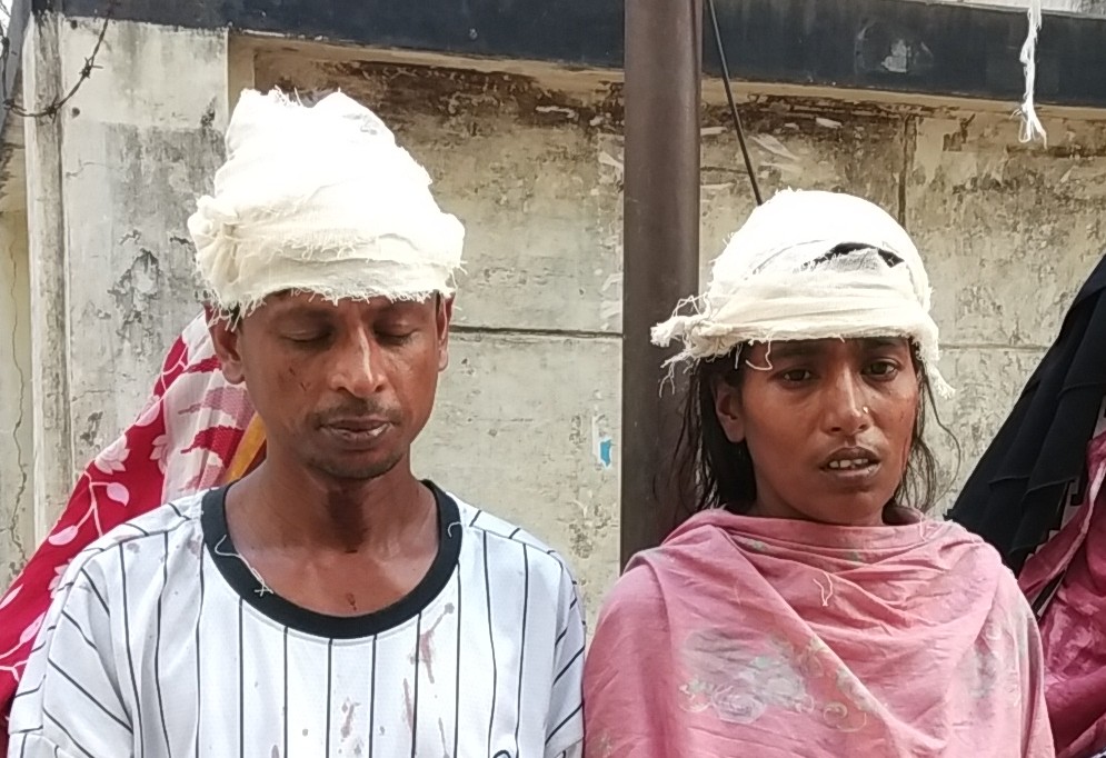 তুচ্ছ ঘটনায় বন্দরে স্বামী-স্ত্রীসহ একই পরিবারের ৪ জনকে কুপিয়ে জখম
