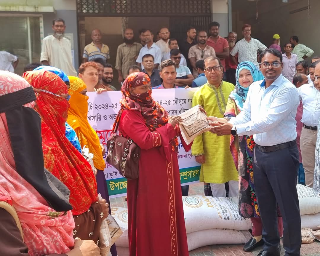 কেশবপুরে ক্ষুদ্র ও প্রান্তিক ২৮৮০ জন কৃষকের মাঝে বিনামূল্যে বীজ ও সার বিতরণ