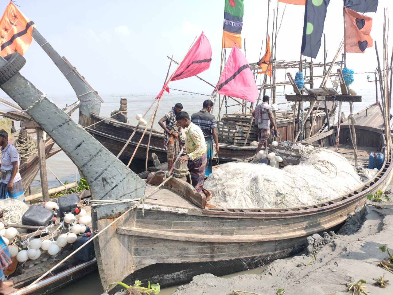 রাতেই শেষ নিষেধাজ্ঞা, প্রস্তুত ভোলার ২ লক্ষাধিক জেলে
