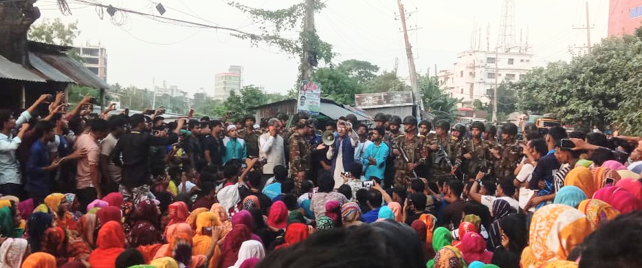 না’গঞ্জের ৮ দফা দাবীতে পিএম গার্মেন্টস’র শ্রমিকদের কর্মবিরতি ও বিক্ষোভ