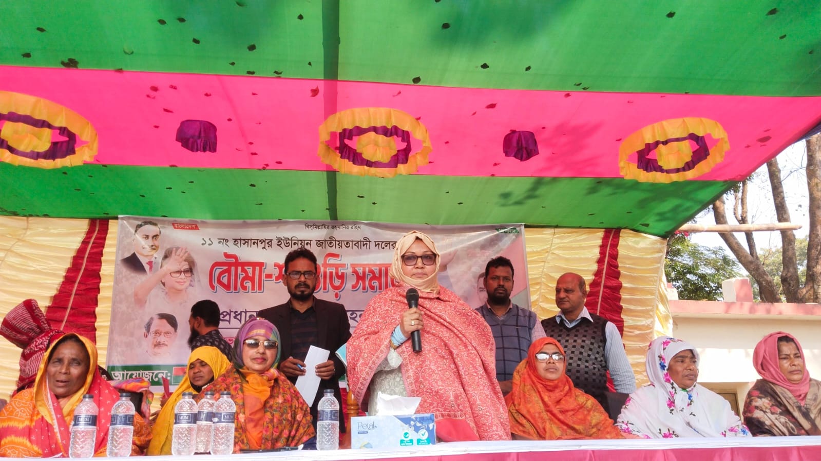 কেশবপুরে বৌমা-শাশুড়ি সমাবেশ: সেরা বৌমা-শাশুড়ির মাঝে শাড়ি বিতরণ