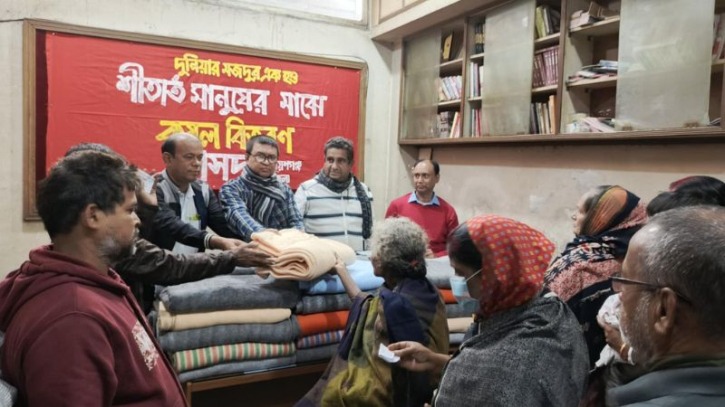 শীতার্তদের মাঝে বাসদের কম্বল বিতরণ