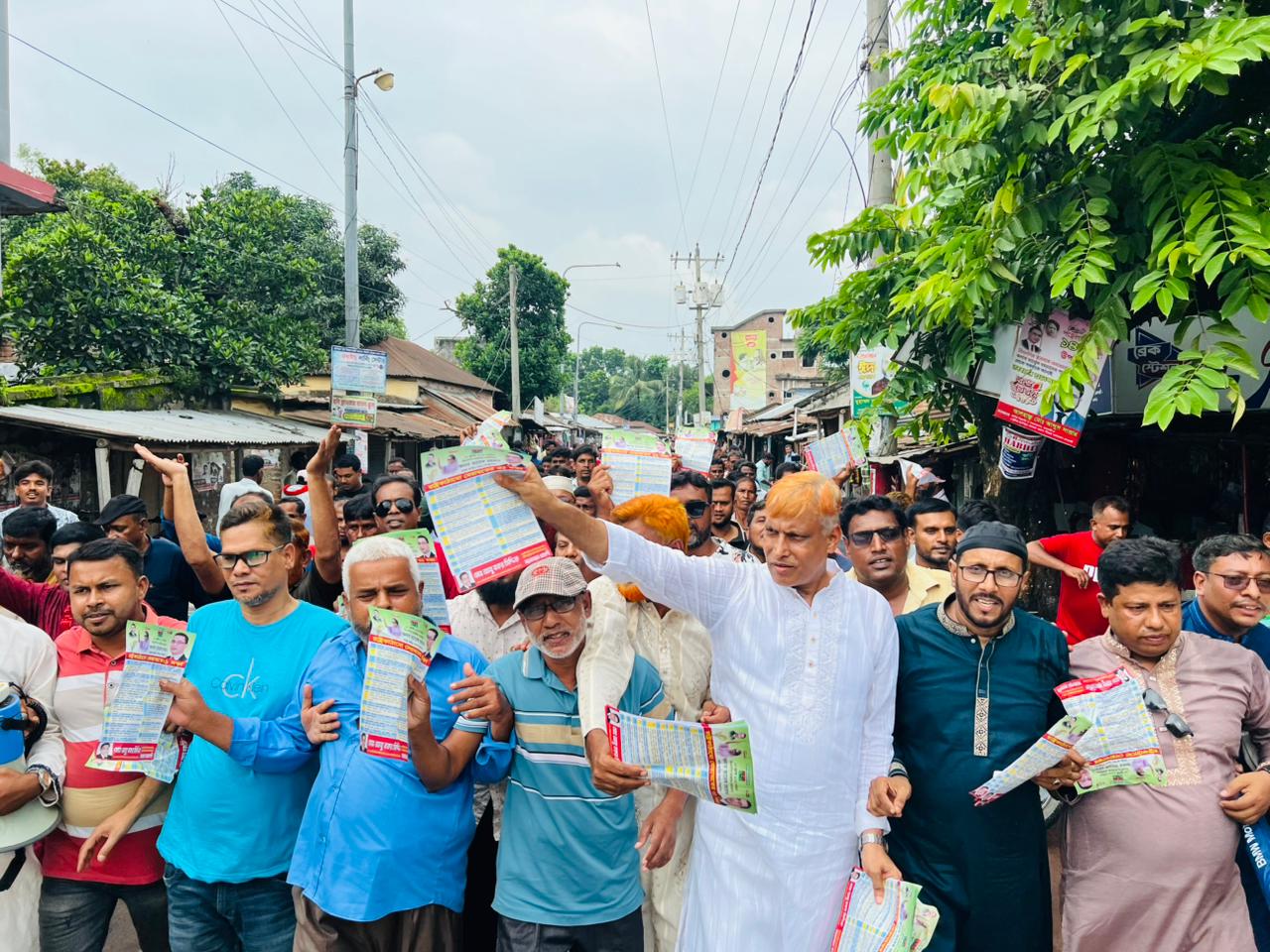 রাজশাহী জেলার দুর্গাপুর পৌর এলাকায় ব্যবসায়ী ও বিভিন্ন শ্রেণী পেশার মানুষের মাঝে বি এন পির ৩১ দফার লিফলেট বিতরণ,