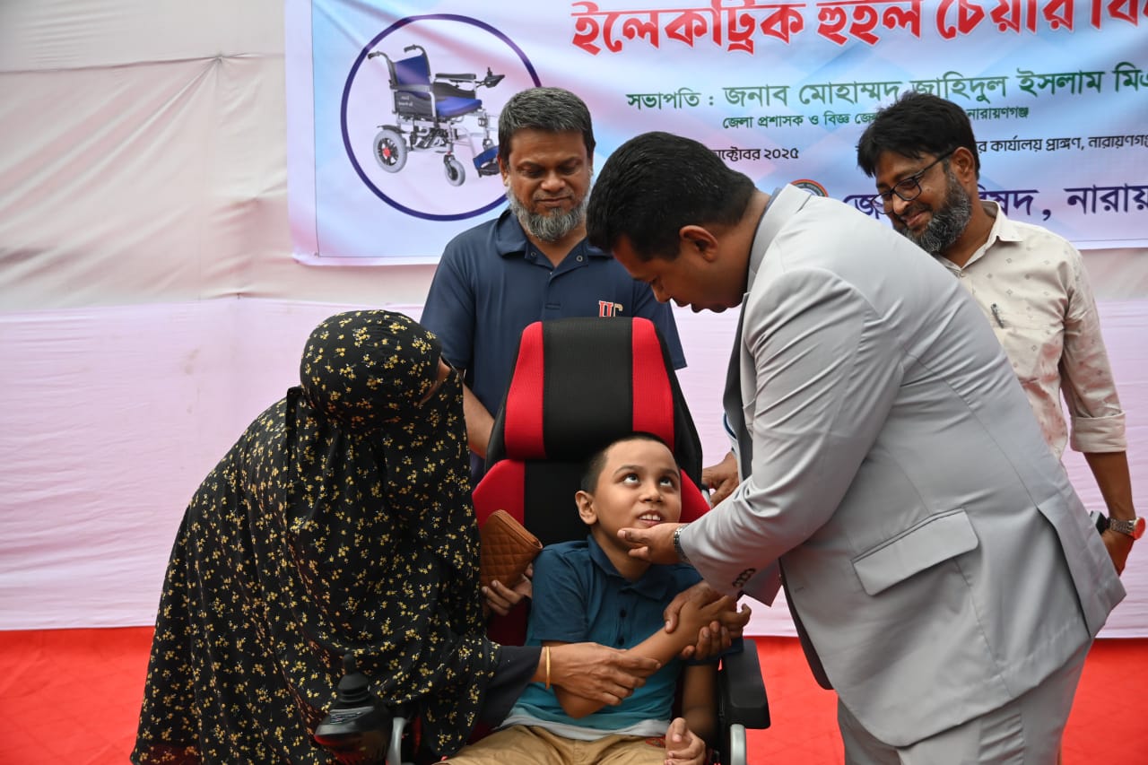 নারায়ণগঞ্জে বিশেষ চাহিদাসম্পন্ন শিশু পেলো জেলা প্রশাসকের পক্ষ থেকে ইলেকট্রিক হুইলচেয়ার