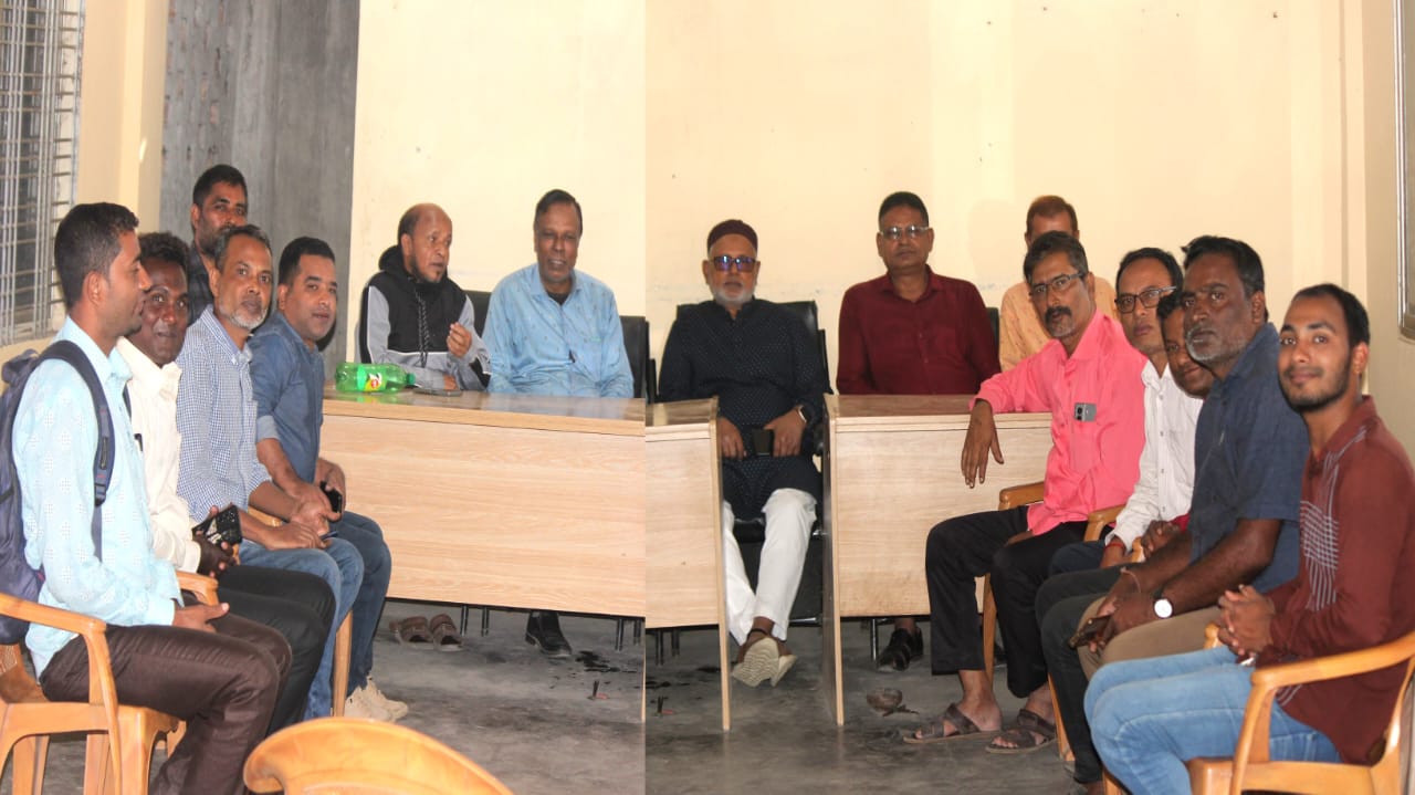 ধানের শীষ প্রতীকের মনোনীত প্রার্থী মনজুরুল ইসলাম মঞ্জুর সাথে সাংবাদিকদের কুশল বিনিময়।