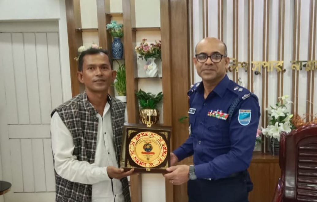 নাঃগঞ্জ পুলিশ সুপার মোহাম্মদ জসীমউদ্দিন’কে নারায়ণগঞ্জ জার্নালিস্ট ইউনিটি পক্ষে বিদায়ী শুভেচ্ছা স্মারক প্রদান