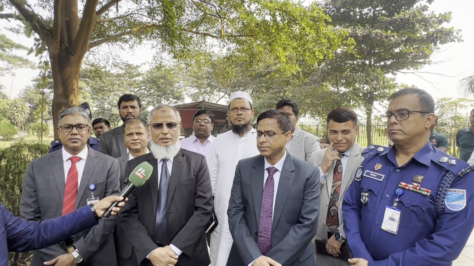 বহির্বিশ্বে একটি চক্র নিরাপত্তা ঝুঁকিসহ নানা নেতিবাচক প্রচারণা চালালেও বর্তমানে কোনো ঝুঁকি নেই: বাণিজ্য উপদেষ্টা শেখ বশিরউদ্দীন।