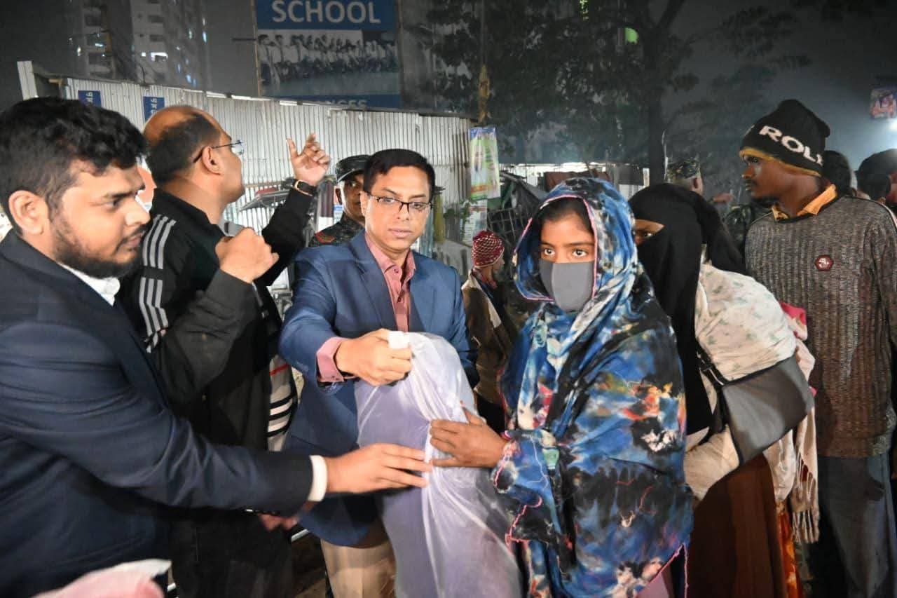 গভীর রাতে দুস্থদের পাশে কম্বল নিয়ে জেলা প্রশাসক রায়হান কবির
