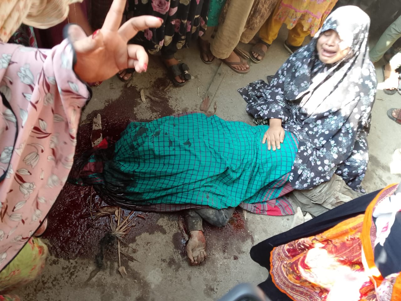 নোয়াখালীর চৌমুহনীতে যুবককে কুপিয়ে ও পিটিয়ে হত্যা