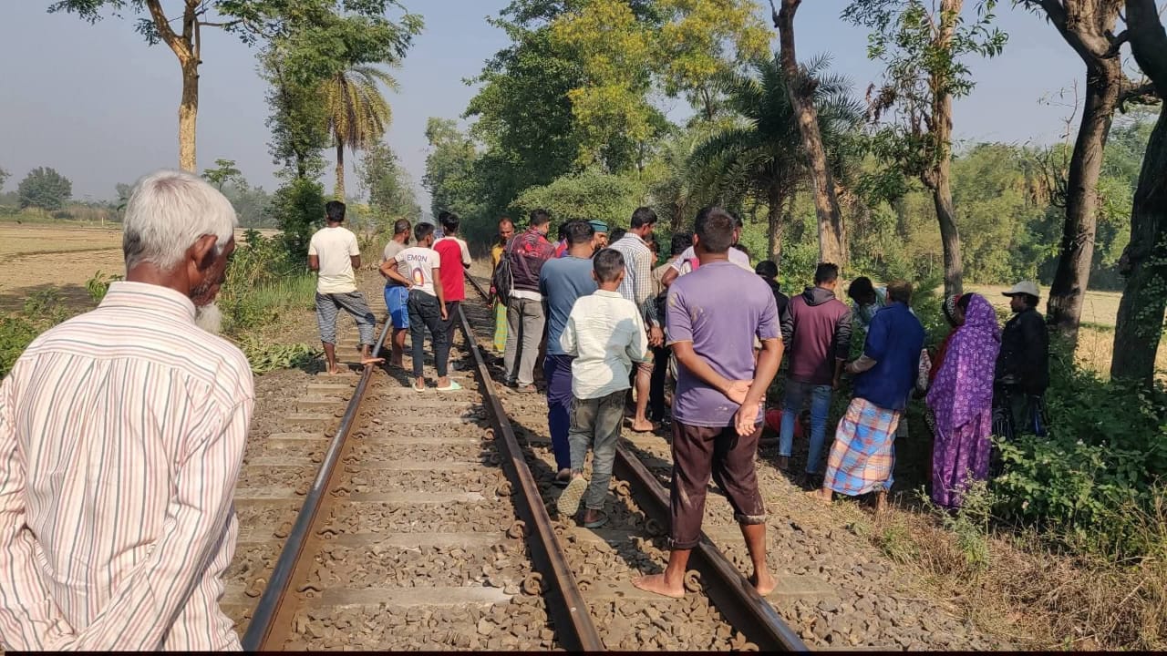 পাঁচবিবিতে ট্রেনে কেটে যুবকের মৃত্যু