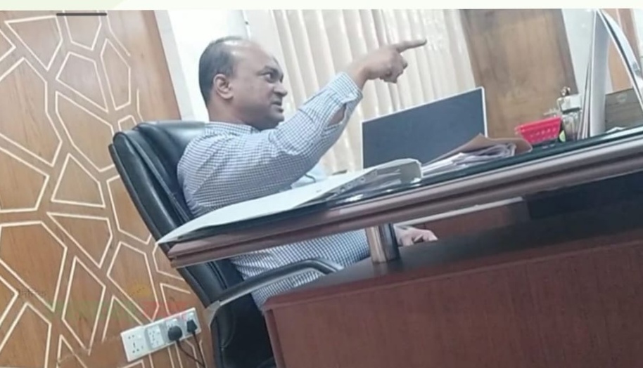 টয়লেট ভাড়া দিয়ে চলে হাসপাতালের তত্বাবধায়ক।