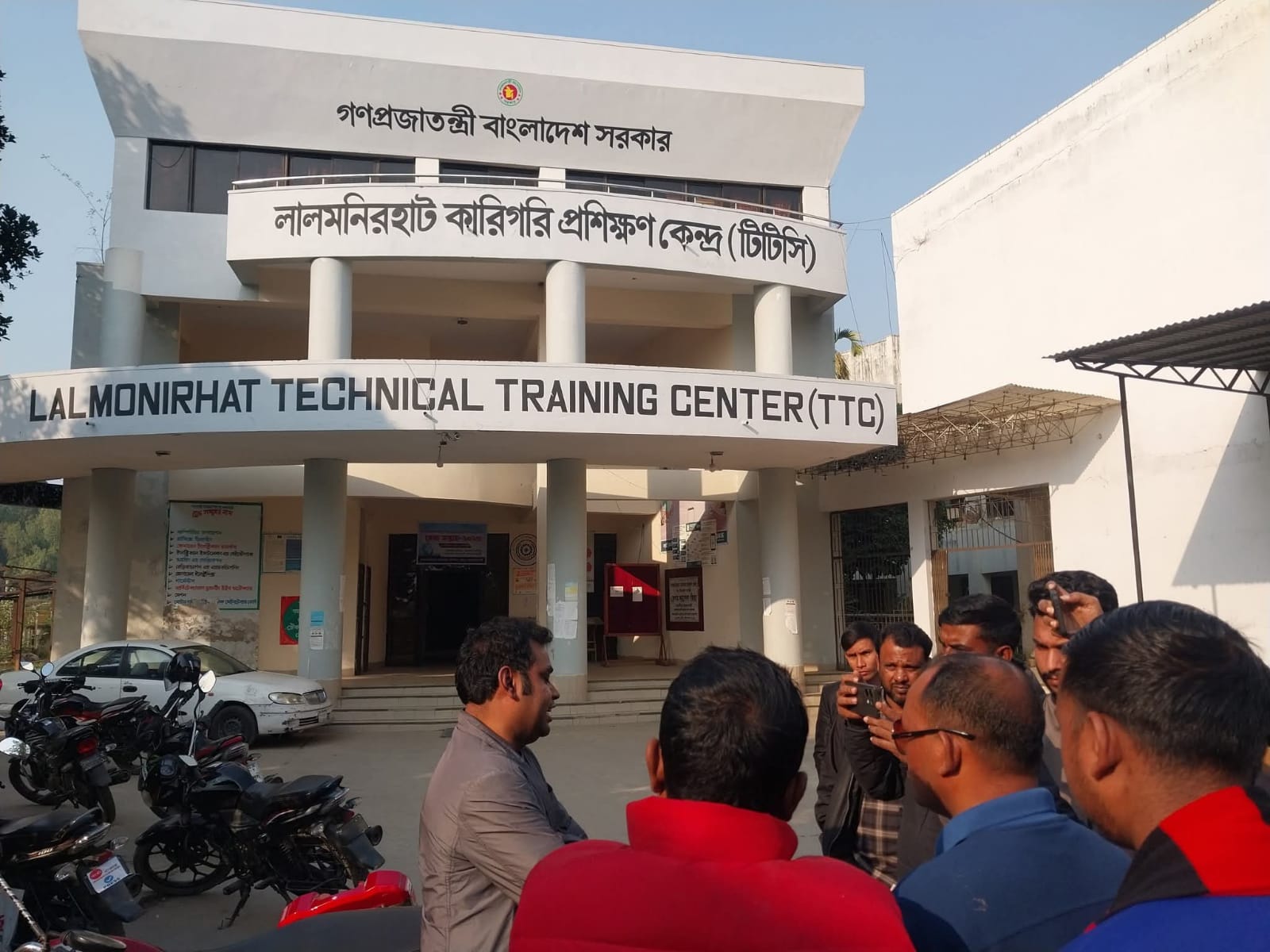 লালমনিরহাট কারিগরি প্রশিক্ষণ কেন্দ্র (টিটিসি) অনিয়মের তথ্য জানতে চাওয়ায় সাংবাদিক লাঞ্চিত।