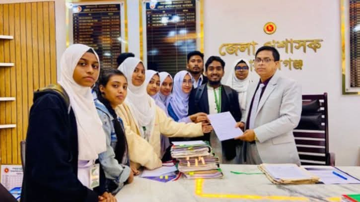 পরীক্ষা বর্জন: আড়াইহাজারে এটিআই শিক্ষার্থীদের স্মারকলিপি প্রদান