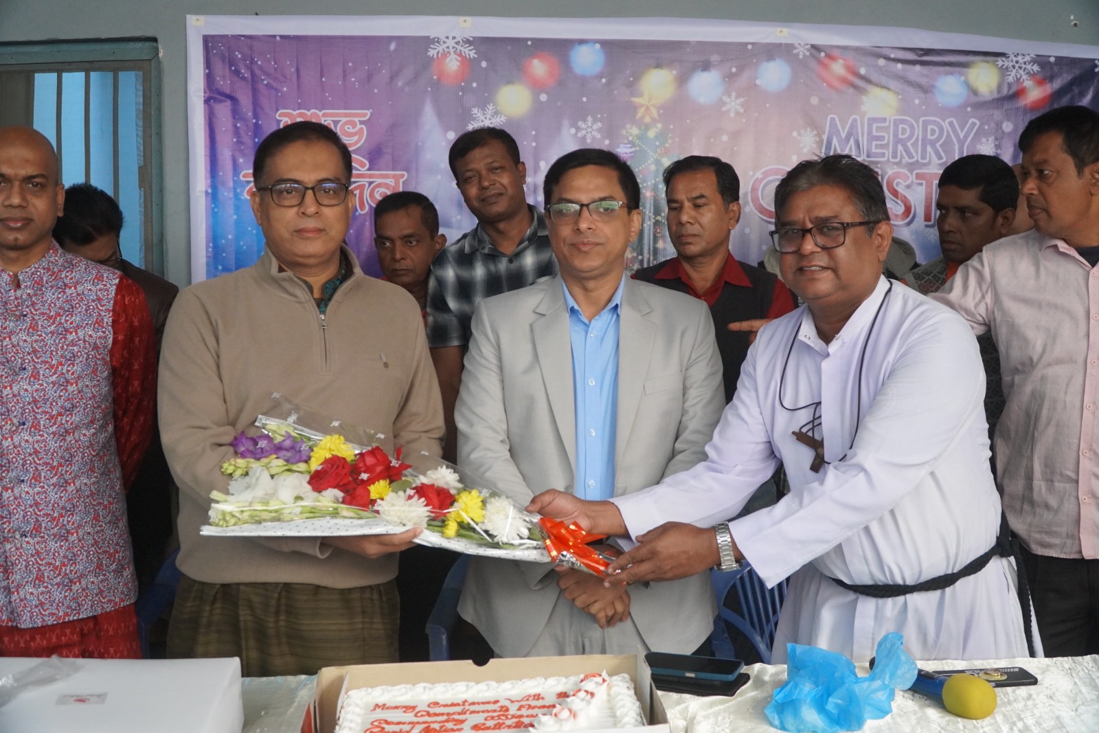 বড়দিন” উপলক্ষে জেলা প্রশাসক ও পুলিশ সুপার এর  গীর্জা পরিদর্শন ও শুভেচ্ছা বিনিময়