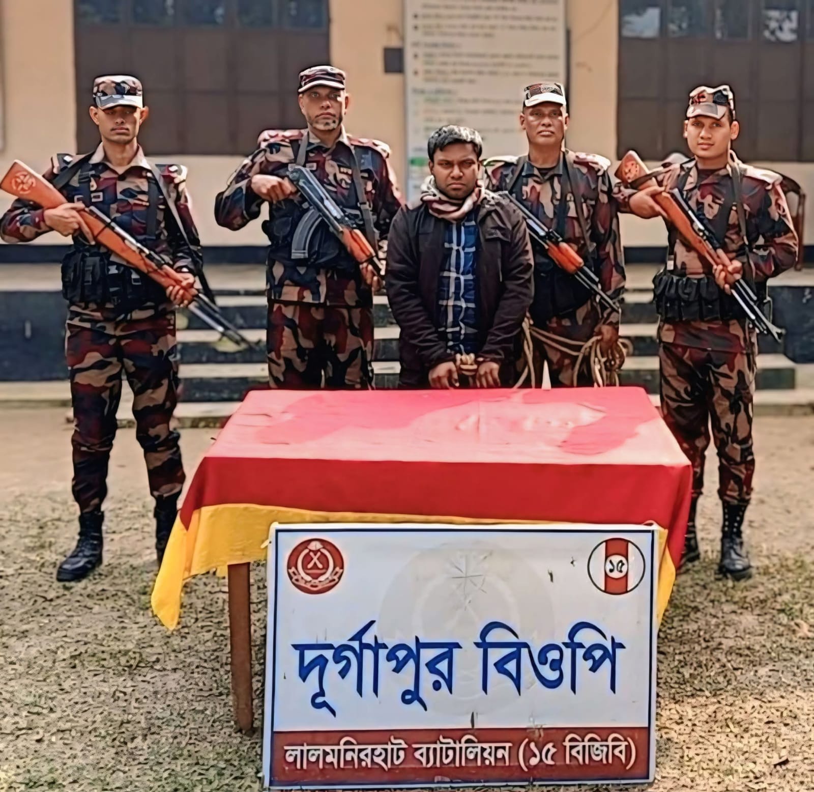 দুর্গাপুর সীমান্তে ভারতীয় নাগরিক আটক।