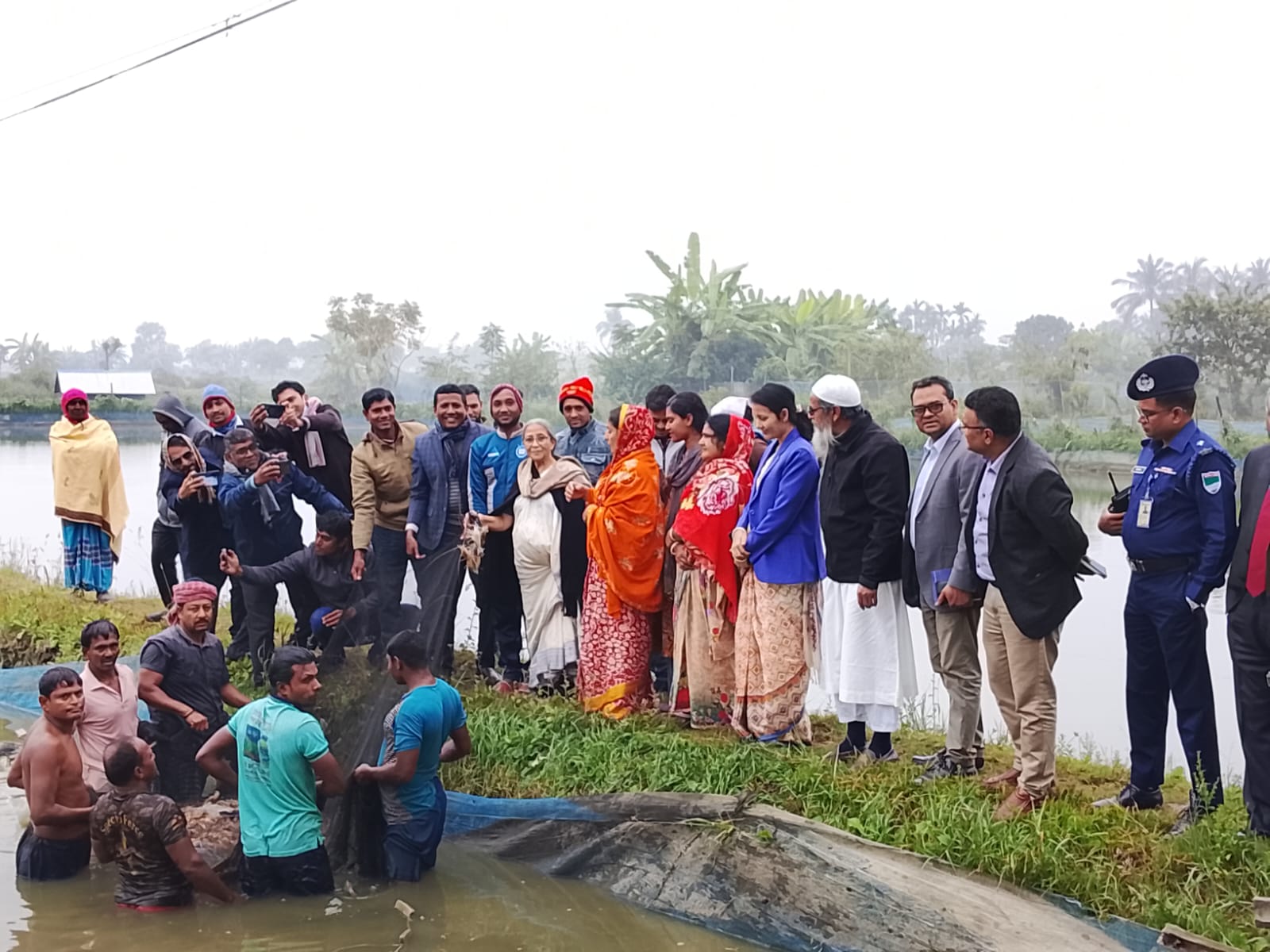 ক্লাস্টার পদ্ধতিতে চিংড়ি চাষের সাফল্য দেখতে মৎস্য ও প্রাণিসম্পদ উপদেষ্টা ফরিদা আখতার ডুমুরিয়ায়