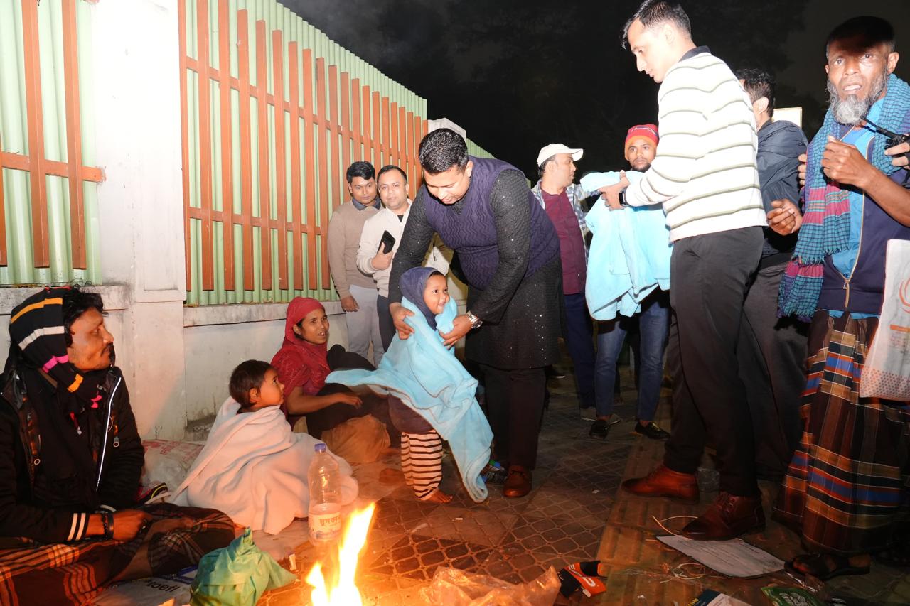 গভীর রাতে প্রচণ্ড শীতে অসহায়  শীতার্তদের পাশে চট্টগ্রামের মানবিক ডিসি জাহিদুল ইসলাম