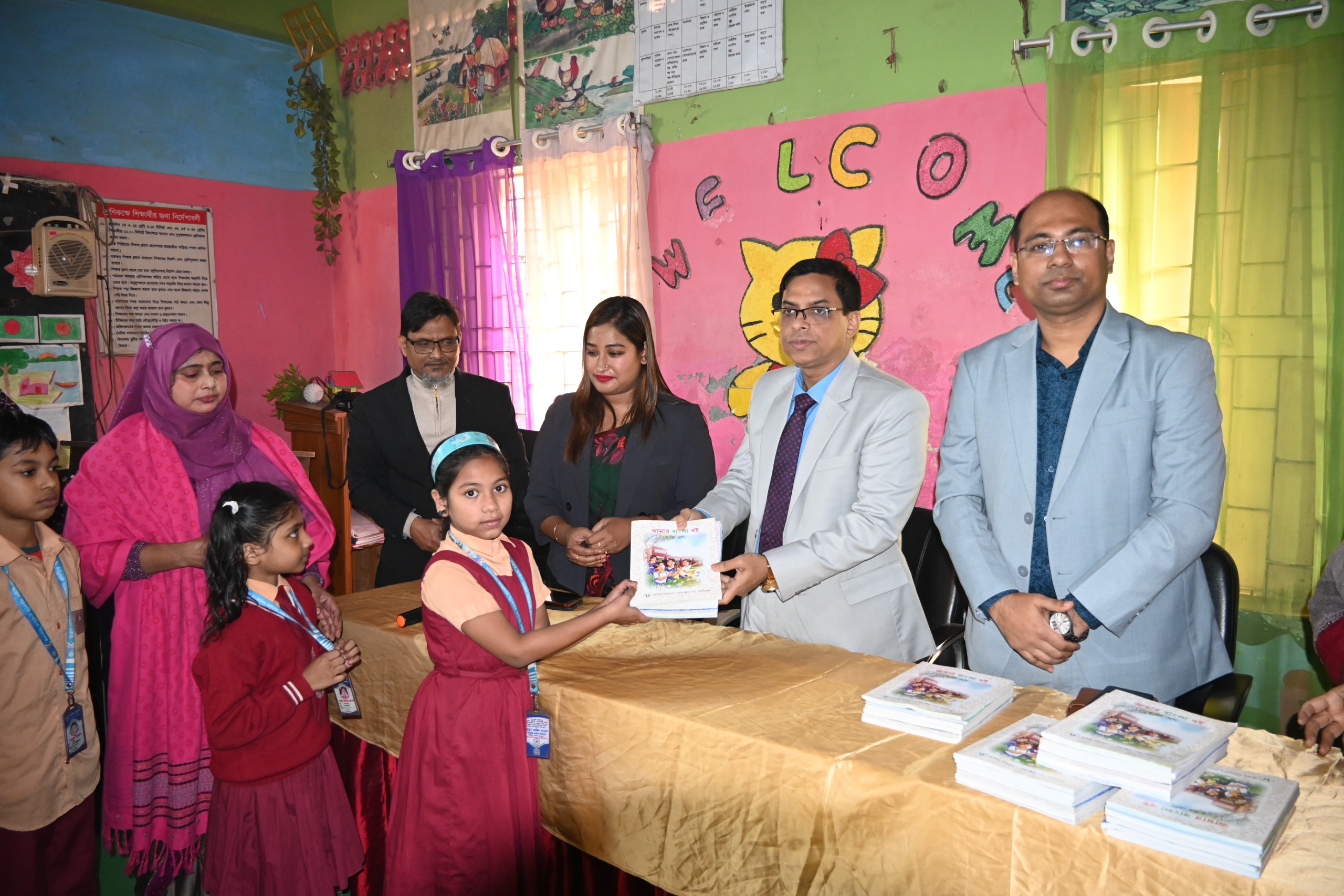 নতুন বই বিতরণ অনুষ্ঠানে বই আমাদের জ্ঞান ও সৃজনশীলতার অমূল্য সম্পদ, তাই পড়াশোনায় মনোযোগী হতে হবে;ডিসি  রায়হান কবির