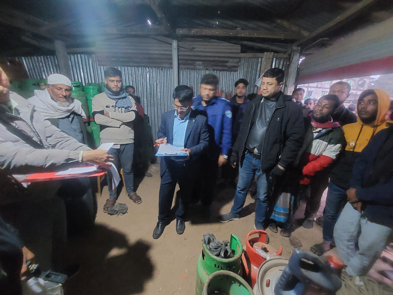 নোয়াখালীতে অতিরিক্ত দামে এলপিজি বিক্রি ; মোবাইল কোর্টে ৩৫ হাজার টাকা জরিমানা