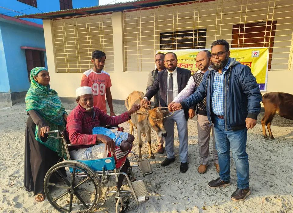 আমতলীতে গরু পেয়ে কাঁদলেন দুই পা হারানো সিরাজ ‘মুই এহন এট্টু বাঁচতে পারমু