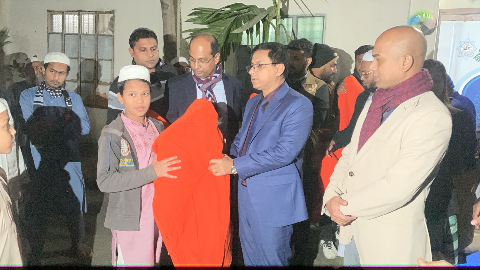 বিভিন্ন  মাদ্রাসার শীতার্থ এতিম ছাত্রদের মাঝে ২১০ টি কম্বল বিতরণ করেন ডিসি রায়হান কবির