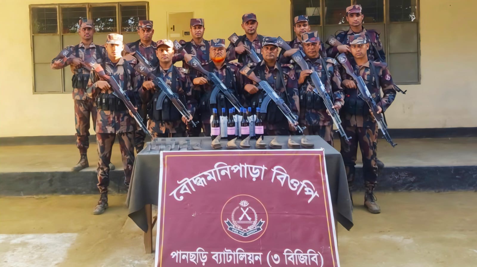 পানছড়িতে বিজিবির অভিযানে ৯০টি মালিকবিহীন দেশীয় অস্ত্র উদ্ধার