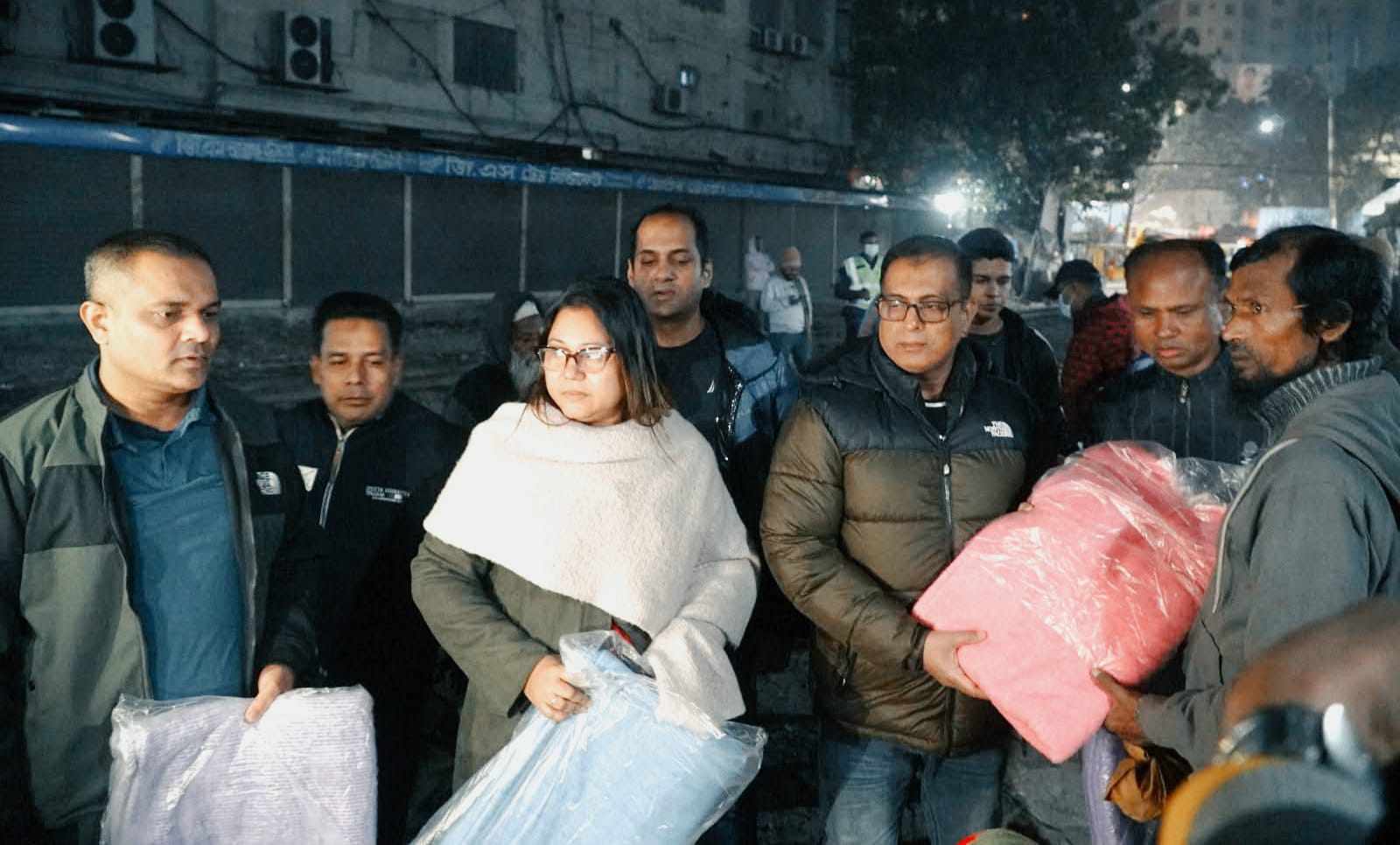 শীতবস্ত্রহীন শীতার্থ পথচারী,অসহায়, দরিদ্র, প্রতিবন্ধী ও ভাসমান মানুষের পাশে কম্বল নিয়ে মানবিক পুলিশ সুপার মিজানুর রহমান মুন্সী