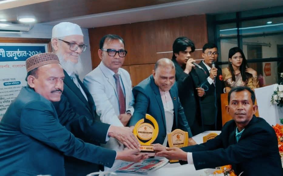 সাংবাদিকতায় বিশেষ অবদান রাখায় বিচারপতি সিকদার মকবুল হক এর হাত থেকে এওয়ার্ড গ্রহণ করেন  এসএম জহিরুল ইসলাম বিদ্যুৎ