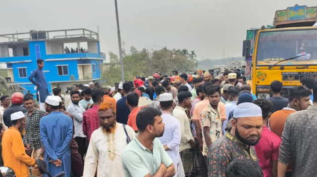 জামালপুরে ট্রাকচাপায় বাবা-ছেলে নিহত, সড়ক অবরোধ ও পুলিশের ওপর হামলা