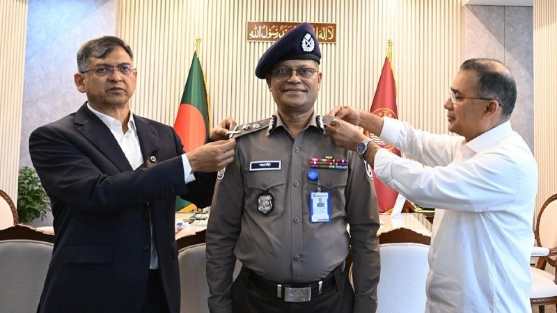 নতুন আইজিপিকে র‍্যাঙ্ক ব্যাজ পরালেন প্রধানমন্ত্রী