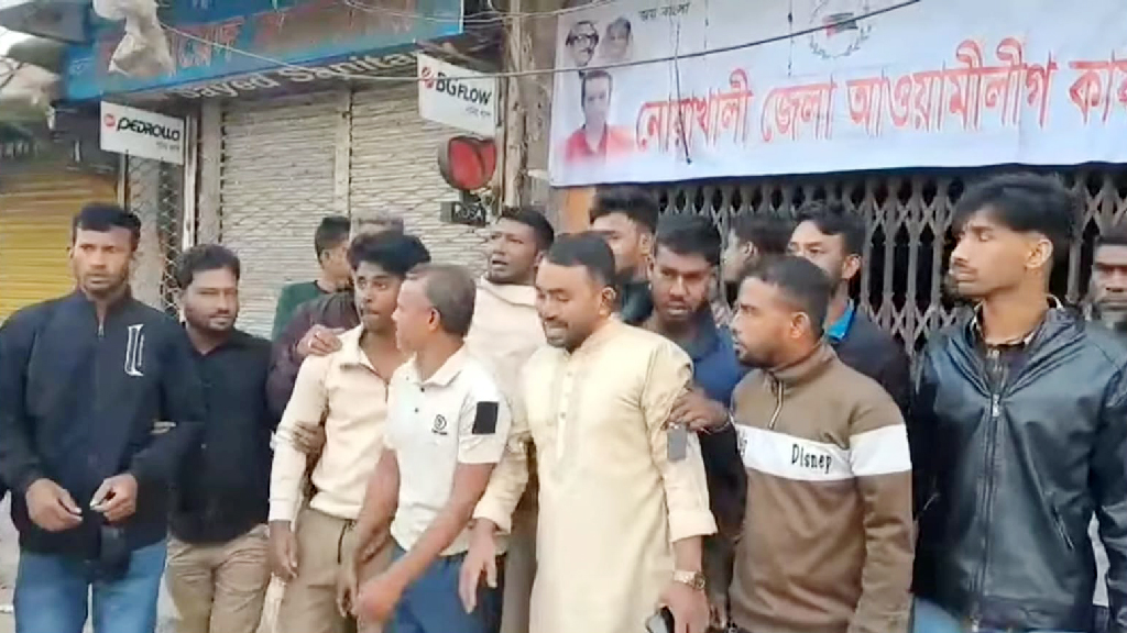 মিছিল নিয়ে নোয়াখালী জেলা আ.লীগ কার্যালয়ের তালা খুললেন নেতা-কর্মীরা