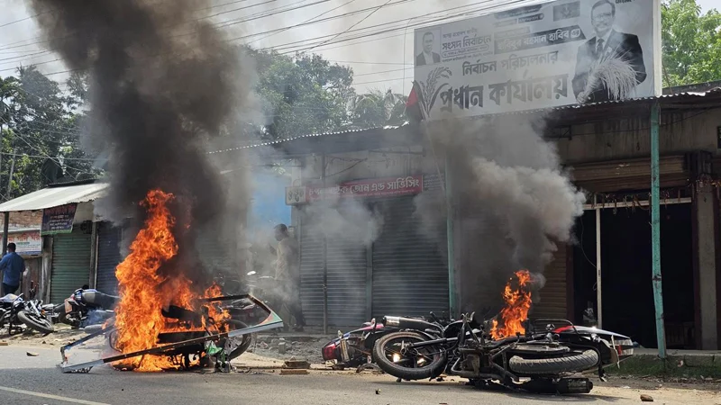 ঈশ্বরদীতে বিএনপির দু’গ্রুপের সংঘর্ষে গুলি-অগ্নিসংযোগ, পুলিশসহ আহত অন্তত ৩০