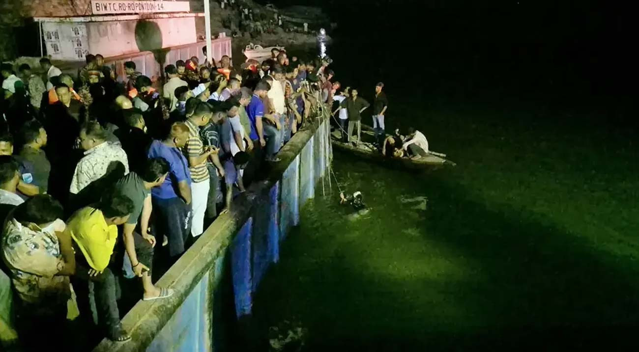 ডুবন্ত বাসটি এখনো দৃশ্যমান নয়, টেনে তোলা হয়েছে ৫০ ফিট