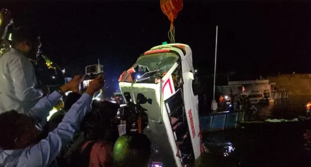 দৌলতদিয়া ঘাটে বাসডুবি এ পর্যন্ত ২৩ জনের মরদেহ উদ্ধার