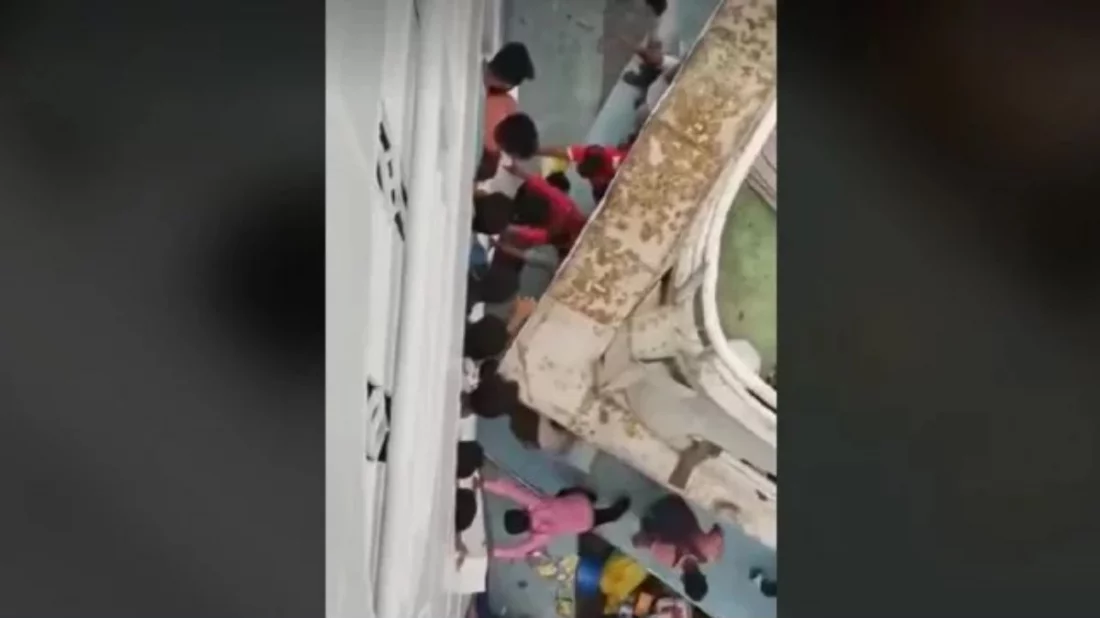রাজধানীর সদরঘাটে দুই লঞ্চের মাঝে চাপা পড়ে নিহত ২, নিখোঁজ ৩