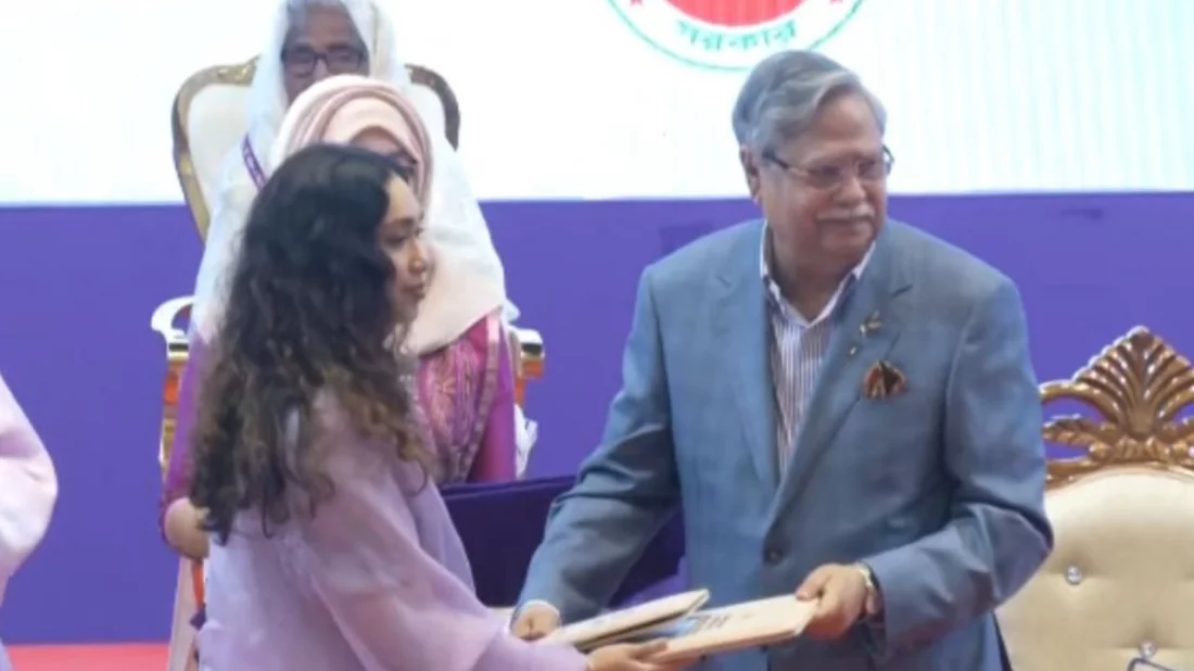 বেগম খালেদা জিয়ার মরণোত্তর পুরস্কার নিলেন নাতনি জাইমা রহমান