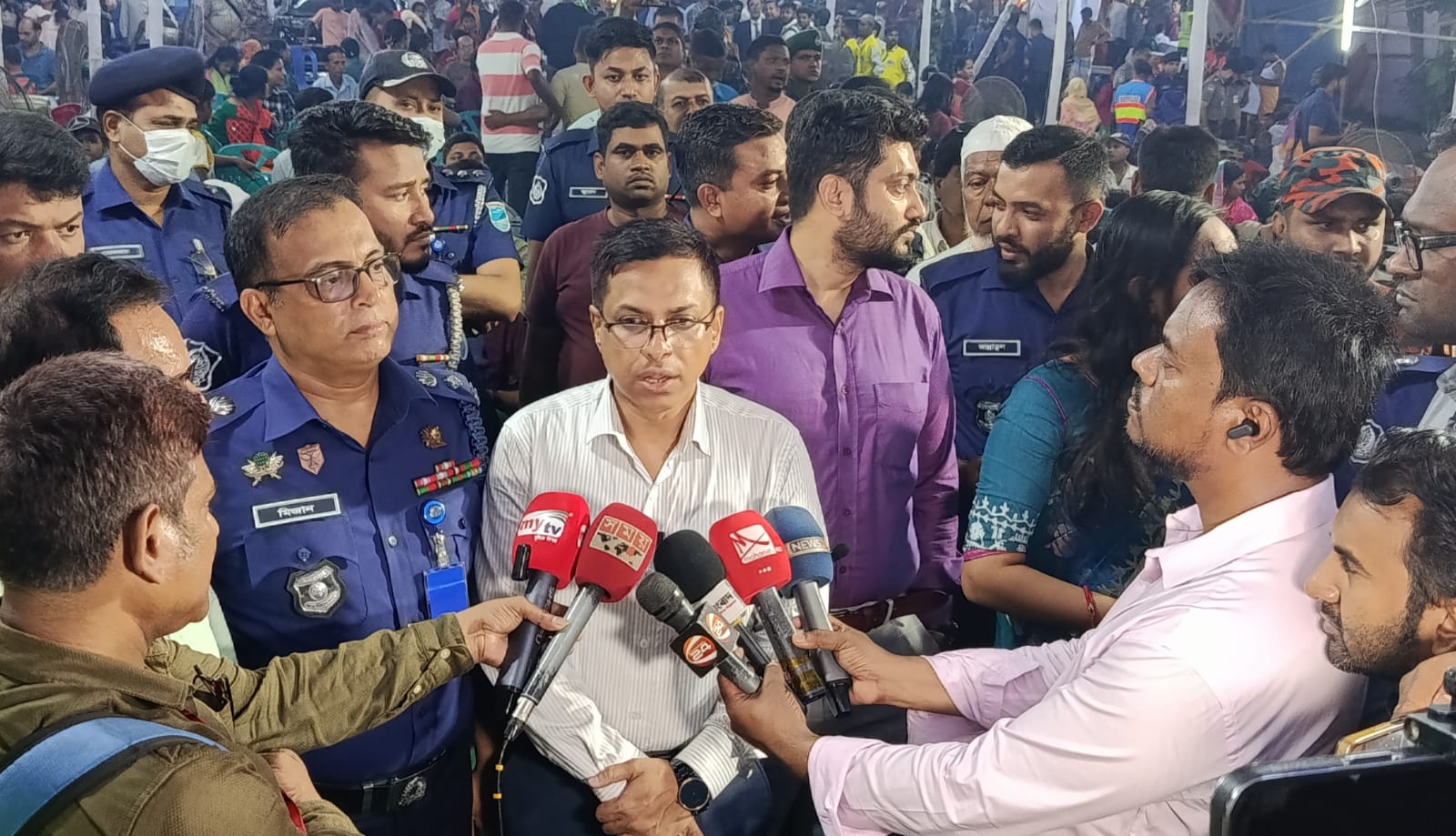 নারায়ণগঞ্জ বন্দরের লাঙ্গলবন্দে সনাতন ধর্মালম্বীদের পুণ্য স্নানোৎসবে জেলা প্রশাসক মোঃরায়হান কবির এর পরিদর্শন