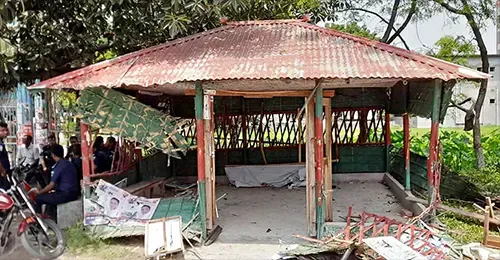 ঈশ্বরদীতে ছাত্রদল-শিবির সংঘর্ষ, ককটেল বিস্ফোরণ