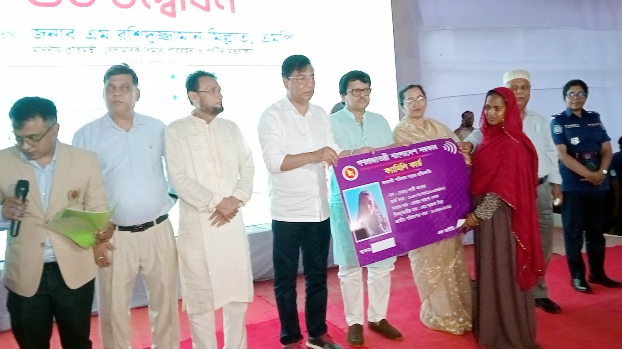 বকশীগঞ্জে ১ হাজার ২৯৫ পরিবার পেল ফ্যামিলি কার্ড