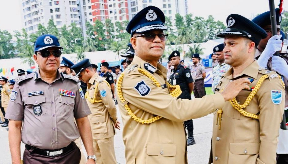 পুলিশ ফোর্স এক্সেমপ্লারি গুড সার্ভিস ব্যাজ পেলেন তারেক আল মেহেদী