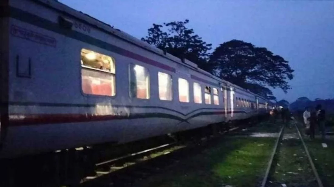 বিজয় এক্সপ্রেসের ইঞ্জিনে আগুন, চট্টগ্রাম-ময়মনসিংহ রুটে ট্রেন বন্ধ