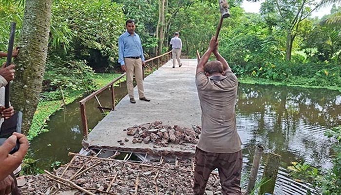 আগৈলঝাড়ায় আয়রন ব্রিজ ভাঙা, অভিযোগের পর প্রশাসনের হস্তক্ষেপ