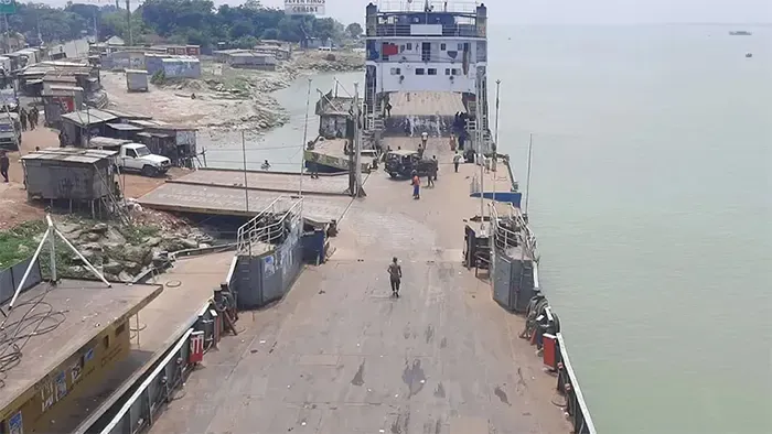 দৌলতদিয়া ফেরিঘাটে যাত্রীবাহী বাস পড়লো পদ্মা নদীতে