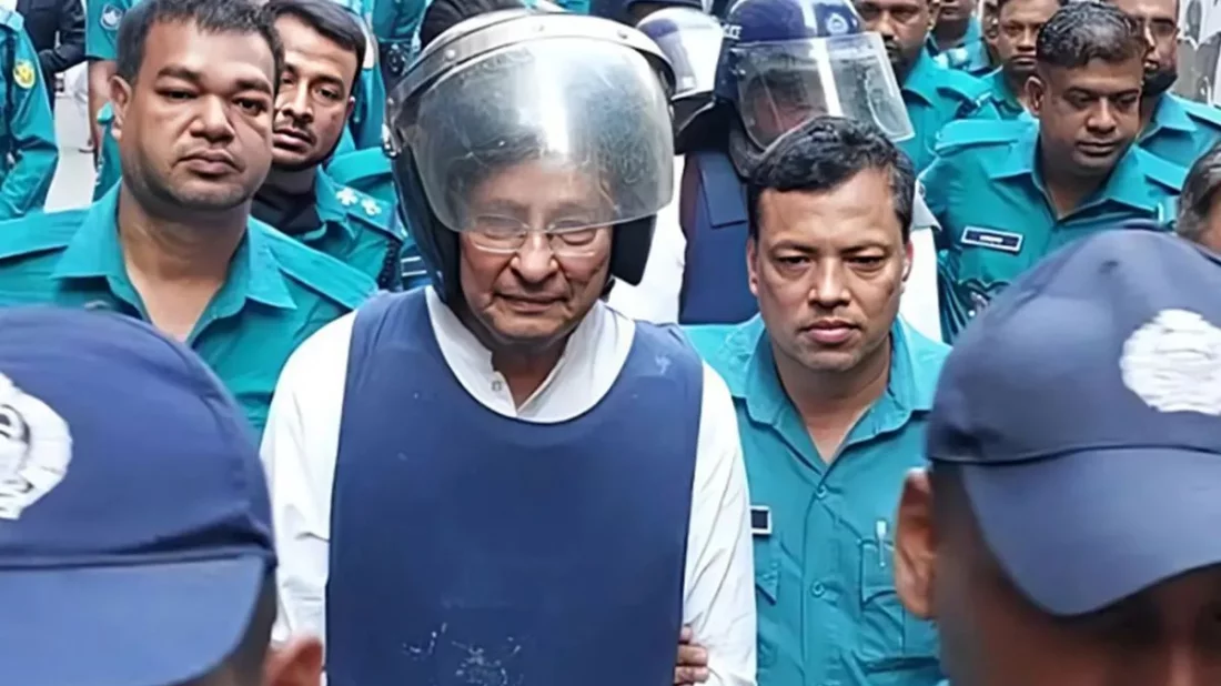 কাঠগড়ায় দাঁড়িয়ে হুমকি কারাগারে দুটি খাতা সংরক্ষণ করছেন ইনু, লিখে রাখছেন সব কার্যক্রম