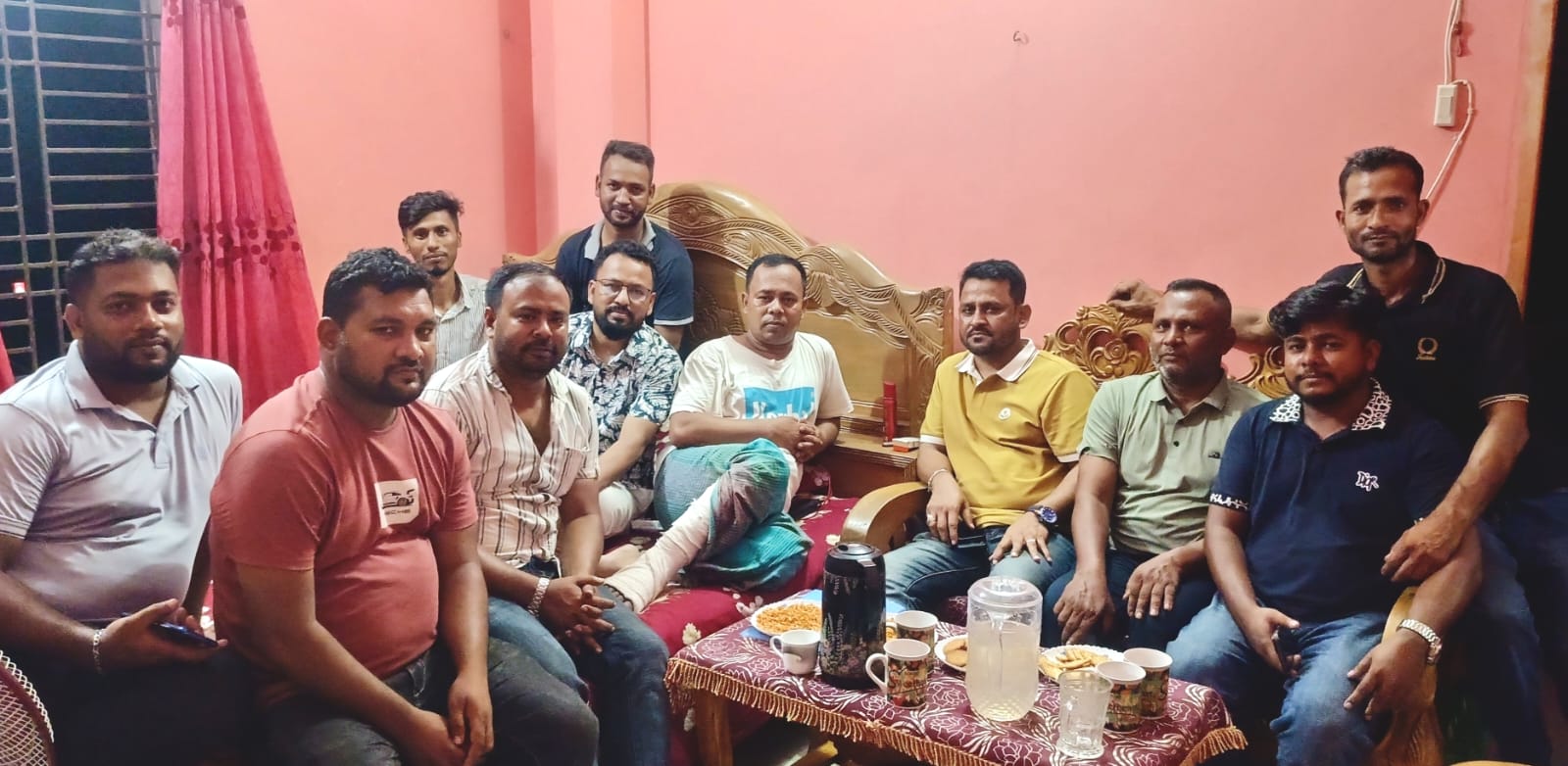 আহত সাংবাদিক জাকির হোসেন বাদশার খোঁজ নিতে বাসায় বিএনপি ও অঙ্গসংগঠনের নেতারা