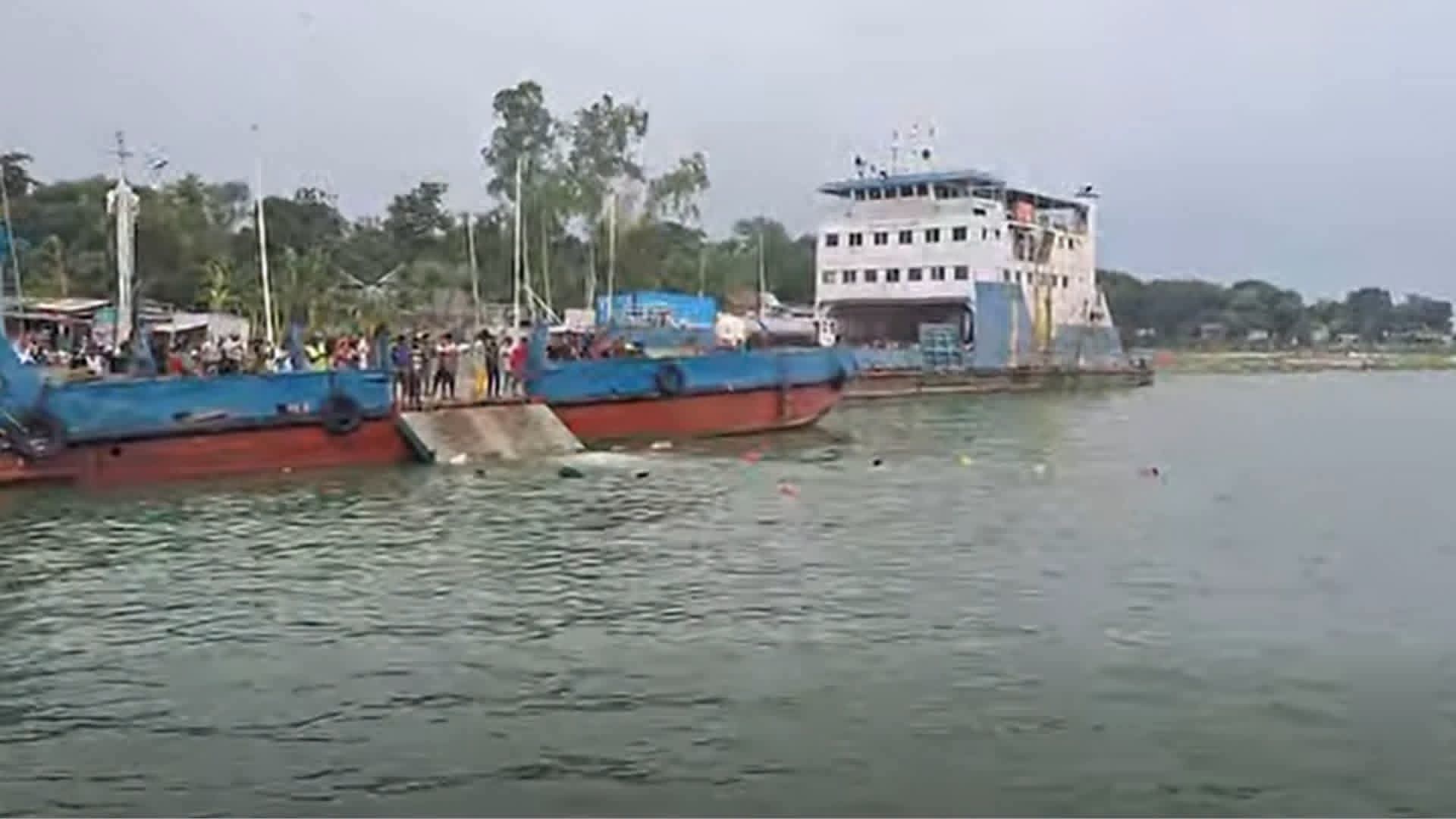 দৌলতদিয়া ফেরিঘাটে আবারও যাত্রীবাহী বাস পড়ল পদ্মা নদীতে