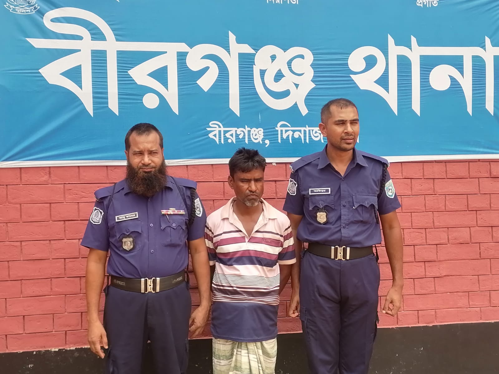 দিনাজপুর বীরগঞ্জে প্রায় ৫ কেজি গাজা ও ৬০০ পিস ইয়াবাসহ মাদক ব্যবসায়ী গ্রেফতার