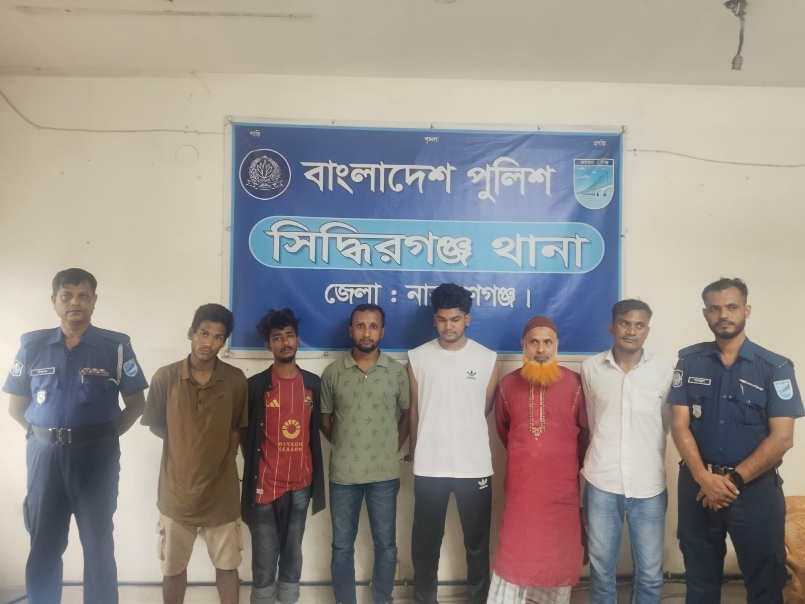 সিদ্ধিরগঞ্জে পুলিশের বিশেষ অভিযানে  গ্রেপ্তার ৬ আসামি