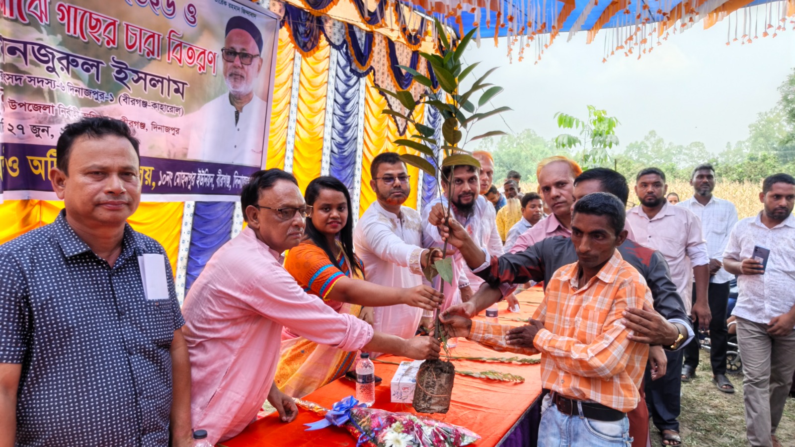 বীরগঞ্জে বুদ্ধি প্রতিবন্ধী ও অটিস্টিক বিদ্যালয়ের শিক্ষার্থীদের মাঝে গাছের চারা বিতরণ