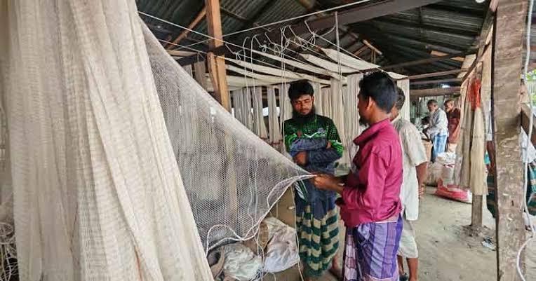 ডুমুরিয়ার চুকনগর হাটে ঝাঁকি জালের ধুম, মৎস্য ঘের ও বর্ষার আমেজে জমজমাট বেচাকেনা